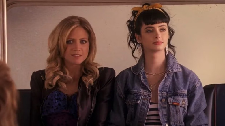 Lily Rhodes (Brittany Snow) and Carol Rhodes (Krysten Ritter) sit together on a bus in Gossip Girl (2007)