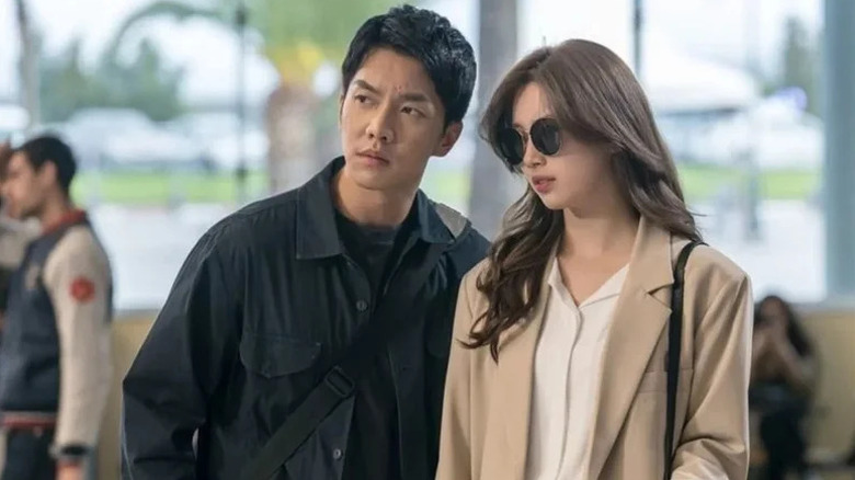 Lee Seung-gi as Cha Dal-gun and Bae Suzy as Go Hae-ri stand in an airport in "Vagabond."