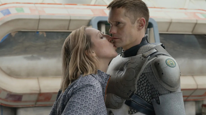 Anna Konkle as Leebeebee kissing Alexander Skarsgård as Murderbot on the chin in Murderbot