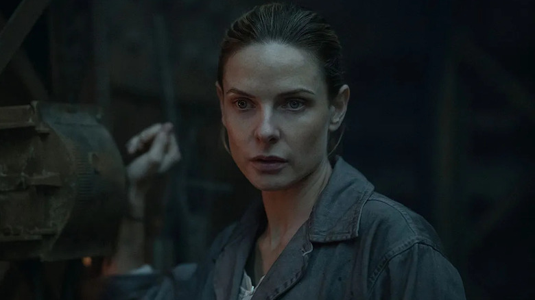 Rebecca Ferguson as Juliette holding a crank in Silo