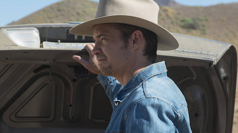 Raylan Givens closing his car trunk
