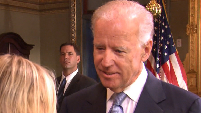 Joe Biden as himself talking to Amy Poehler as Leslie Knope in the White House in Parks & Recreation