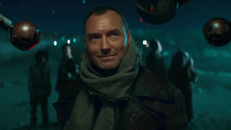 Jude Law as Jod Na smiling in a desert in Star Wars Skeleton Crew