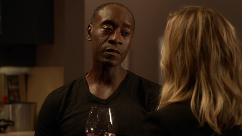 Marty Kaan (Don Cheadle) and Jeannie van der Hooven (Kristen Bell) talking in House of Lies