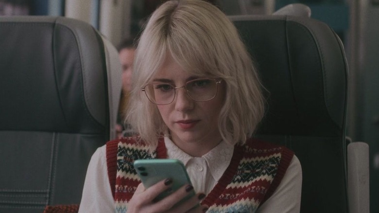 Lucy Boynton as Paula looking at her phone in Modern Love