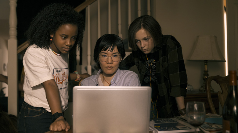 Camryn Jones' Tiff Quilkin, Ali Wong's adult Erin Tieng, and Riley Lai Nelet's young Erin Tieng looking at a computer screen on Paper Girls