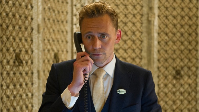 Tom Hiddleson as Jonathan Pine on the phone on The Night Manager