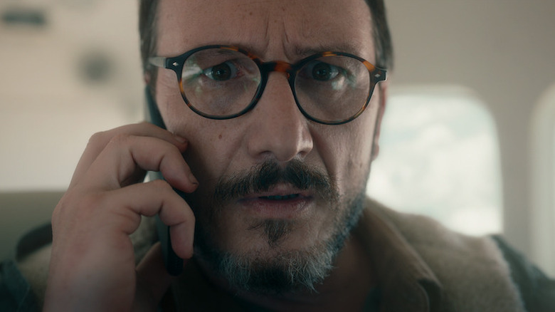 Murat Siyavuş looking concerned on the phone