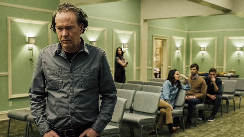 Hugh Crain stands in front of his family in the Haunting of Hill House