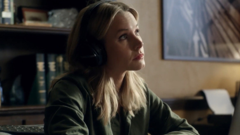 Kristen Bell as Veronica Mars looks up in Veronica Mars