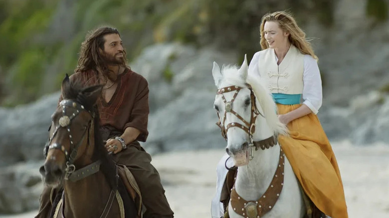 Sandokan riding a horse on a beach with Marianne Guillonk