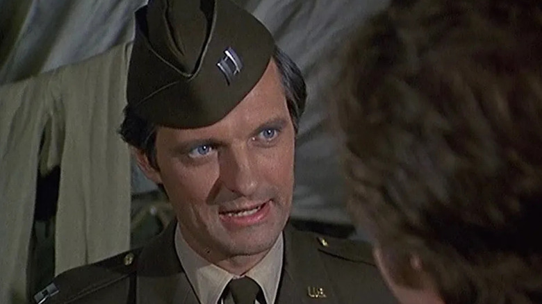 Hawkeye Pierce (Alan Alda) speaks sternly while wearing a full army uniform in M*A*S*H