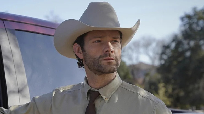 Jared Padalecki's Cordell Walker wearing a cowboy hat on Walker