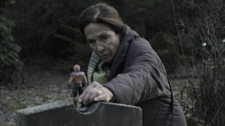 Jana Nielsen (Tatja Seibt) putting a toy on a tombstone in Dark