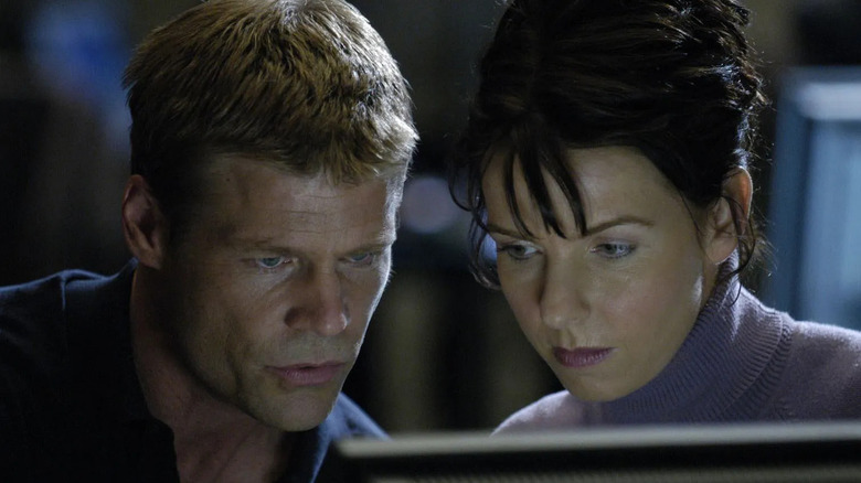 Joel Gretsch as Tom Baldwin looks at a computer next to Jacqueline McKenzie as Diana Skouris in The 4400