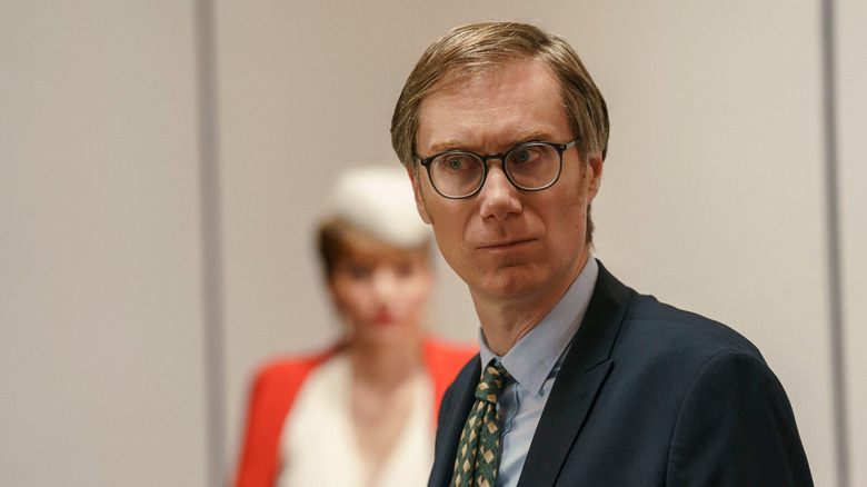Greg Dillard (Stephen Merchant) stands uneasily in The Outlaws (2021)