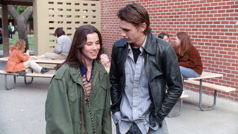 Lindsay (Linda Cardellini) talks to Daniel (James Franco) on Freaks & Geeks