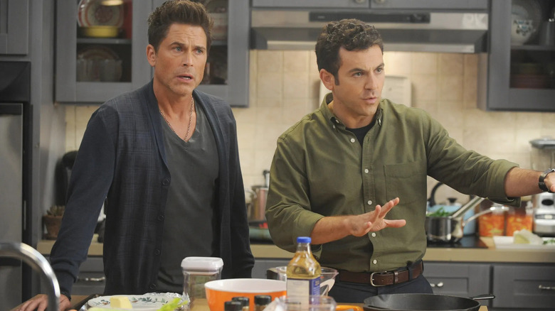 Dean Sanderson (Rob Lowe) and Stewart Sanderson (Fred Savage) in the kitchen on The Grinder