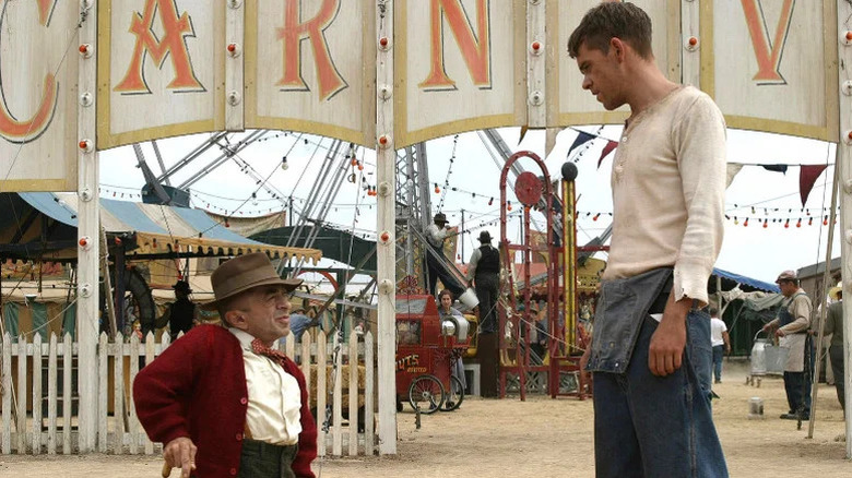 Ben Hawkins (Nick Stahl) speaks to Samson (Michael J. Anderson) in Carnivàle