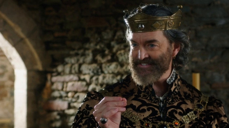 King Richard (Timothy Omundson) grins mischievously in Galavant