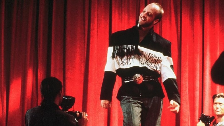 Chris Peterson (Chris Elliott) poses for a fashion photoshoot in Get a Life