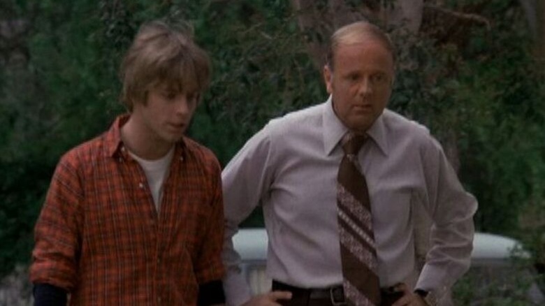 David Bradford (Mark Hamill) walks next to Tom Bradford (Dick Van Patten) outside in Eight Is Enough