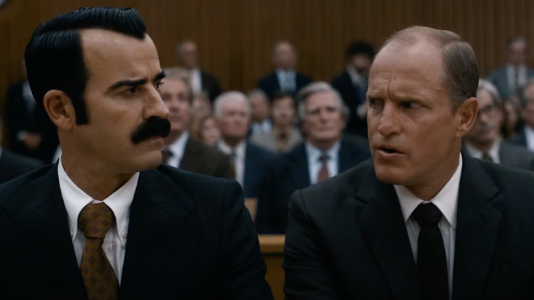 Justin Theroux and Woody Harrelson as G. Gordon Liddy and E. Howard Hunt looking at each other in a courtroom in White House Plumbers