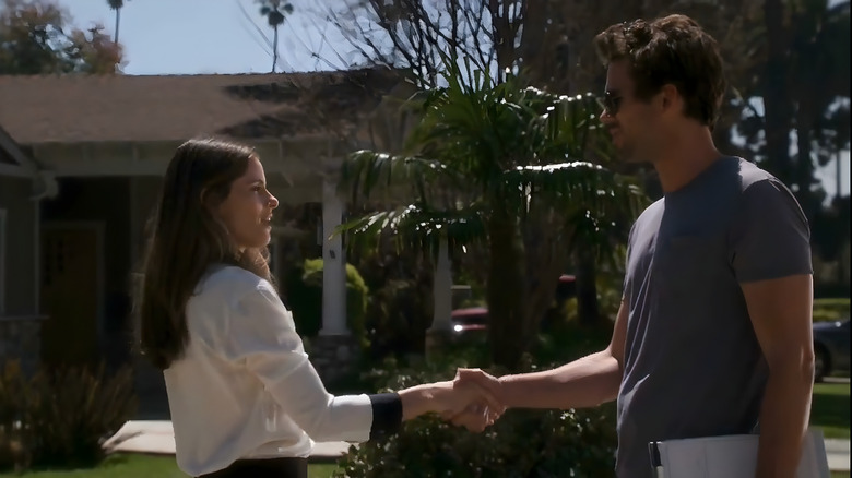 Alex (Amanda Peet) and Pete (David Walton) shaking hands on "Bent."
