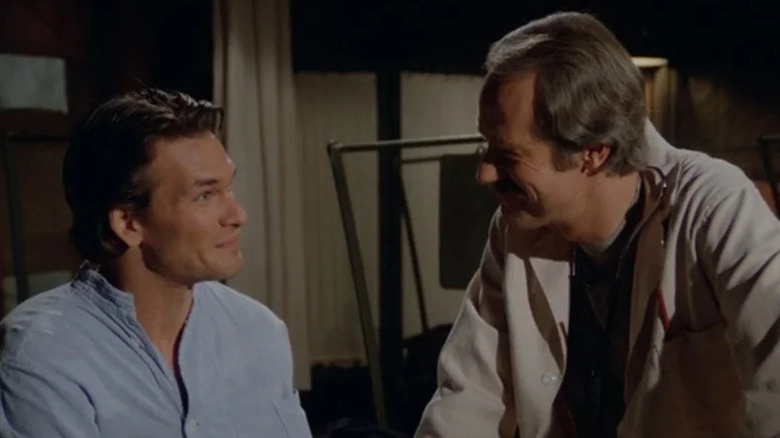 Gary Sturgis (Patrick Swayze) and B.J. Hunnicut (Mike Farrell) smile at each other in M*A*S*H