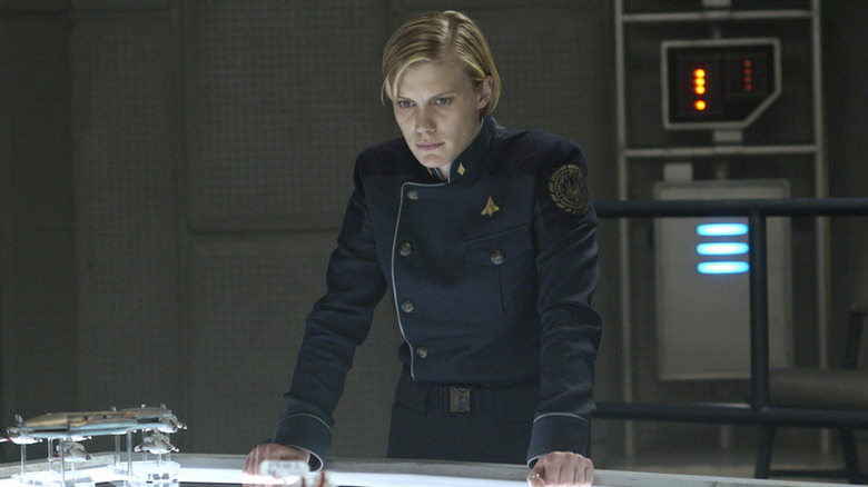 Starbuck (Katee Sackhoff) stares intently at a briefing table in Battlestar Galactica (2004)