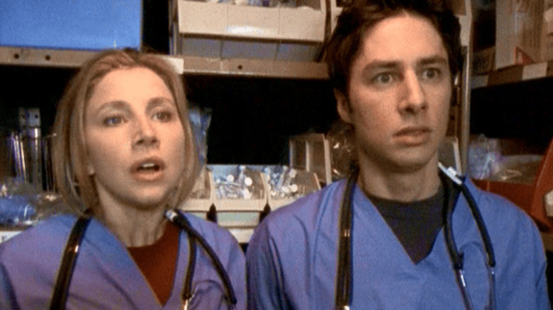 Sarah Chalke as Elliot standing next to Zach Braff as J.D. in Scrubs