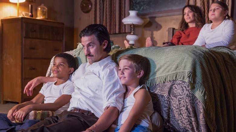 Jack (Milo Ventimiglia) and Rebecca Pearson (Mandy Moore) watch TV with their kids