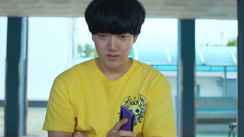 Lee Hyo-je as Hyeon-wook holding cell phone in If Wishes Could Kill