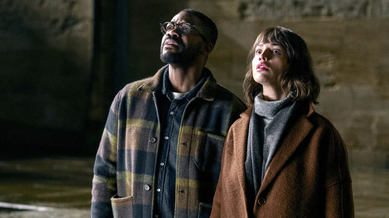 Jovan Adepo as Dr. Saul Durand and Eiza González as Dr. Augustina "Auggie" Salazar looking to the sky in 3 Body Problem