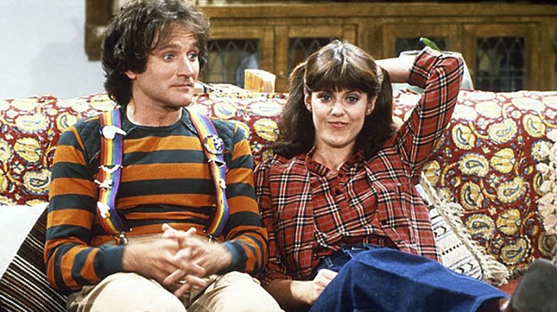 Robin Williams is an alien courting human Pam Dawber in Mork & Mindy