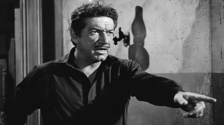 Richard Boone as Paladin points his finger in Have Gun - Will Travel