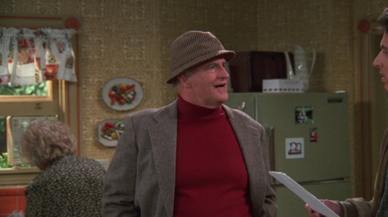 Frank standing before Ray in the kitchen on Everybody Loves Raymond S1E6