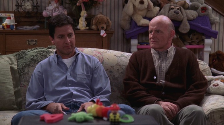 Ray and Frank sitting in the couch on Everybody Loves Raymond S4E3