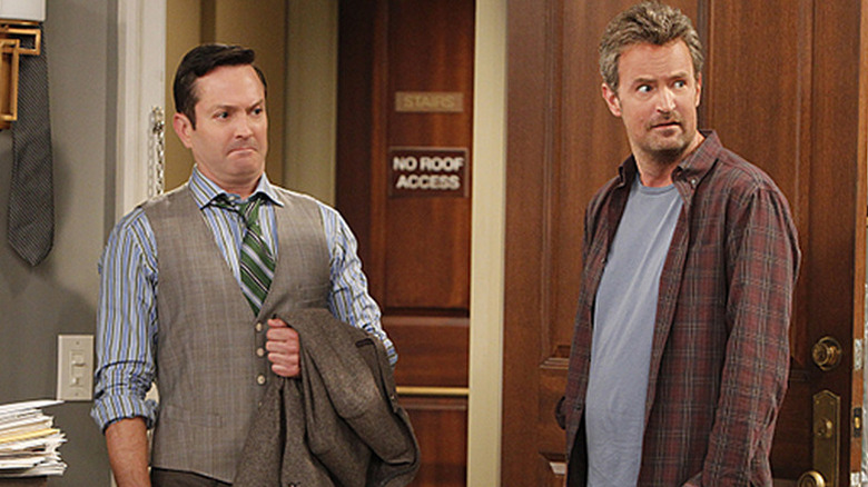 Thomas Lennon as Felix and Matthew Perry as Oscar in The Odd Couple