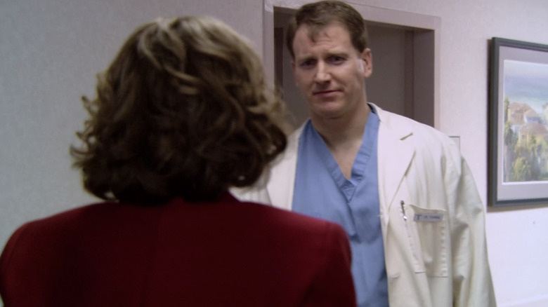 Lucille (Jessica Walter) talking to Dr. Wordsmith (Ian Roberts) on Arrested Development