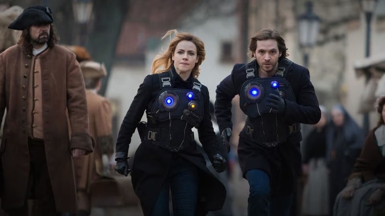 Cassie Railly (Amanda Schull) and James Cole (Aaron Stanford) run through Elizabethan England in 12 Monkeys