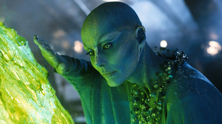 Pa'u Zotoh Zhaan (Virginia Hey) examines a glowing crystal in Farscape