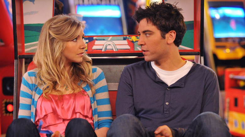 Stella Zinman (Sarah Chalke) and Ted Mosby (Josh Radnor) in How I Met Your Mother