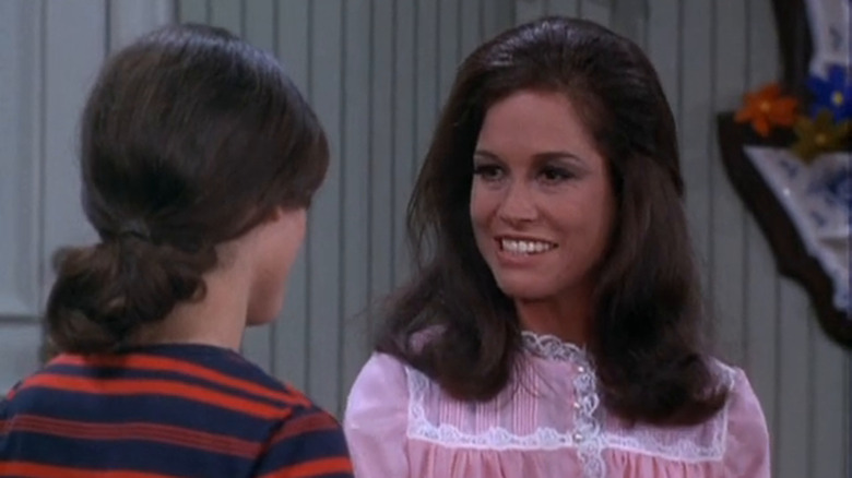 Mary Richards (Mary Tyler Moore) smiles at Rhoda Morgenstern (Valerie Harper) in The Mary Tyler Moore Show