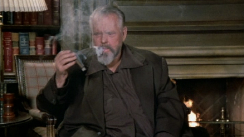 Orson Welles smoking a cigar in a cold open from Moonlighting