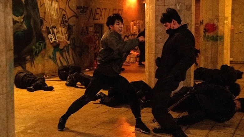 Kim Geon-woo (Woo Do-hwan) fights a group of masked crooks in a subway station in Bloodhounds