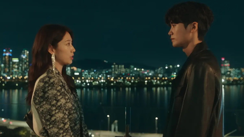 Yeo Jeong-woo (Park Hyun-sik) and Nam Ha-neul (Park Shin-hye) speak to each other by a river at night in Doctor Slump