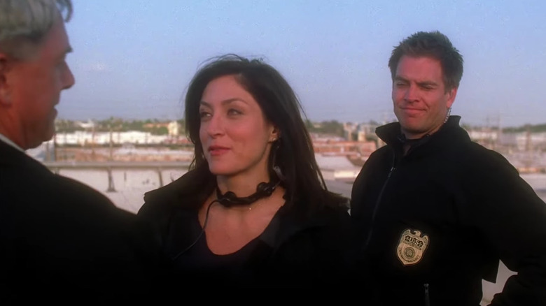 Sasha Alexander's Kate Todd talking with Mark Harmon's Leroy Jethro Gibbs while Michael Weatherly's Tony DiNozzo looks at them on NCIS