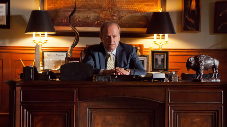 Kelsey Grammer as Tom Kane, sitting at his desk in Boss.