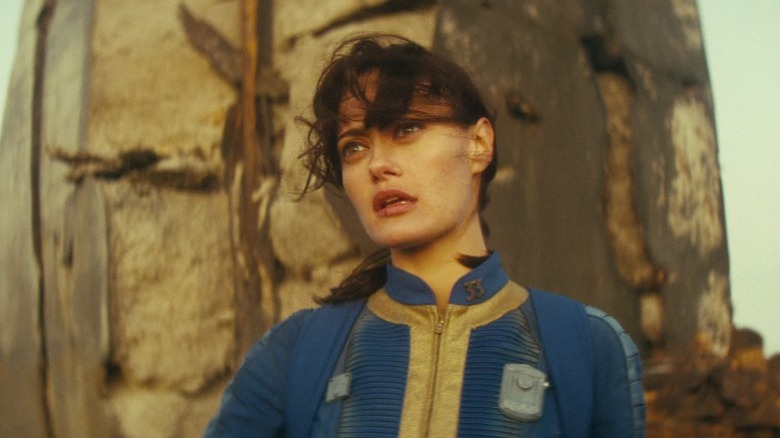 Lucy MacLean (Ella Purnell) standing in the area outside the vault on Fallout S1E1